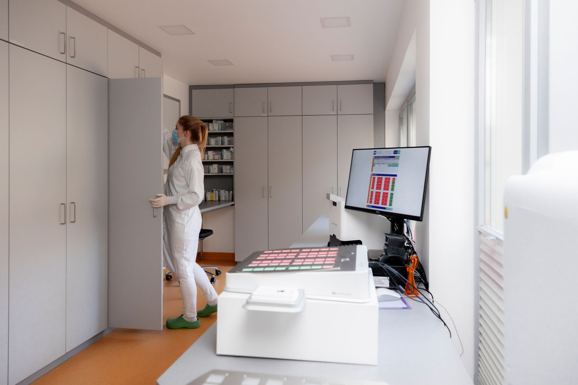 Blick in das Blisterzentrum mit PC und vielen Schränken